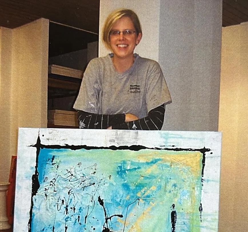 Konzentriertes Malen an der grossen Leinwand