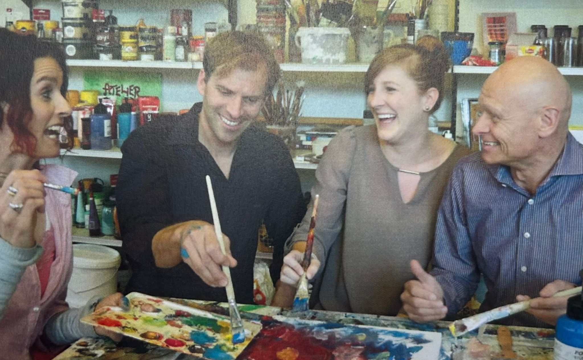 Mehrere Personen malen gemeinsam im Atelier