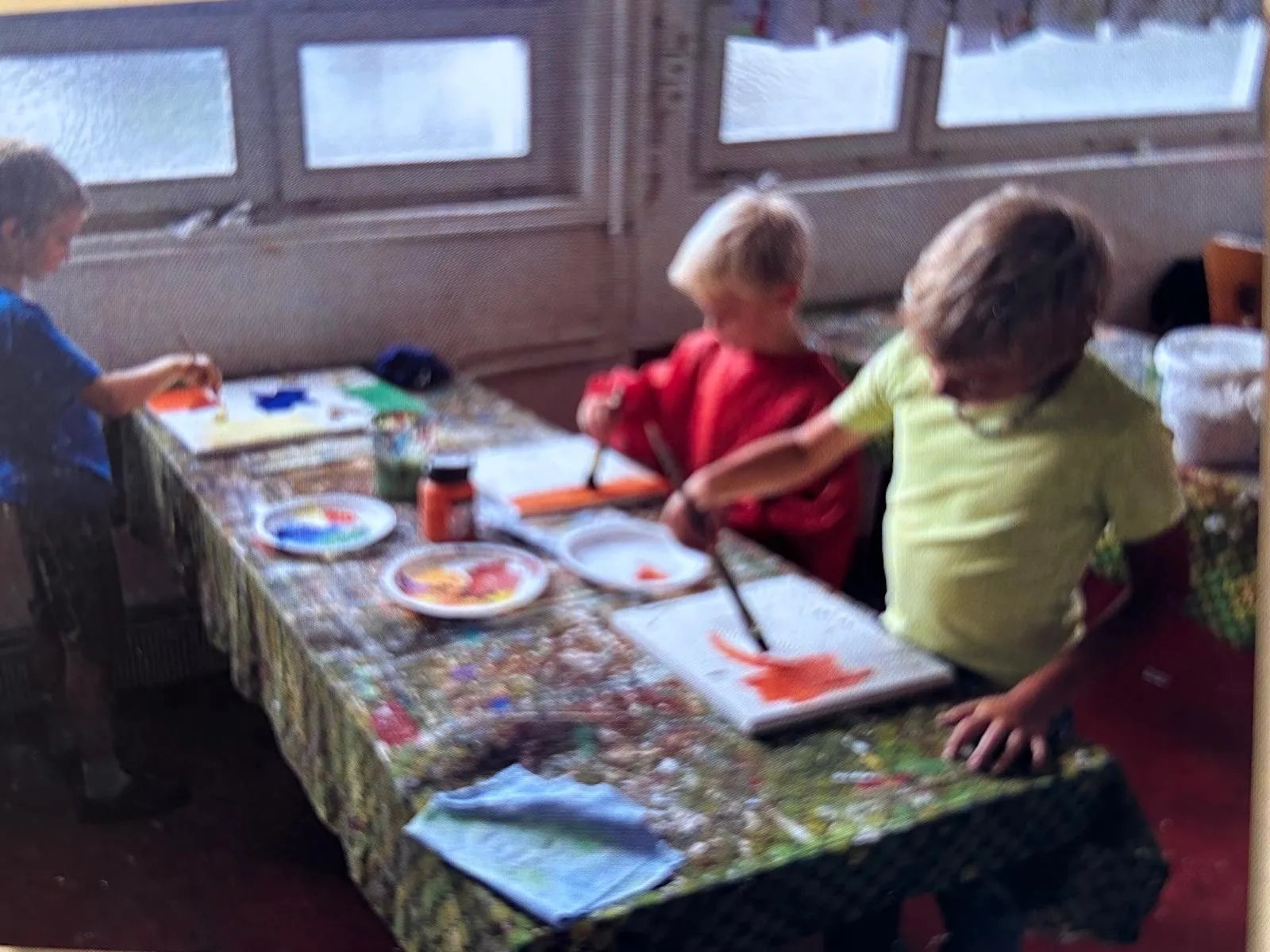 Kinder beim Malen