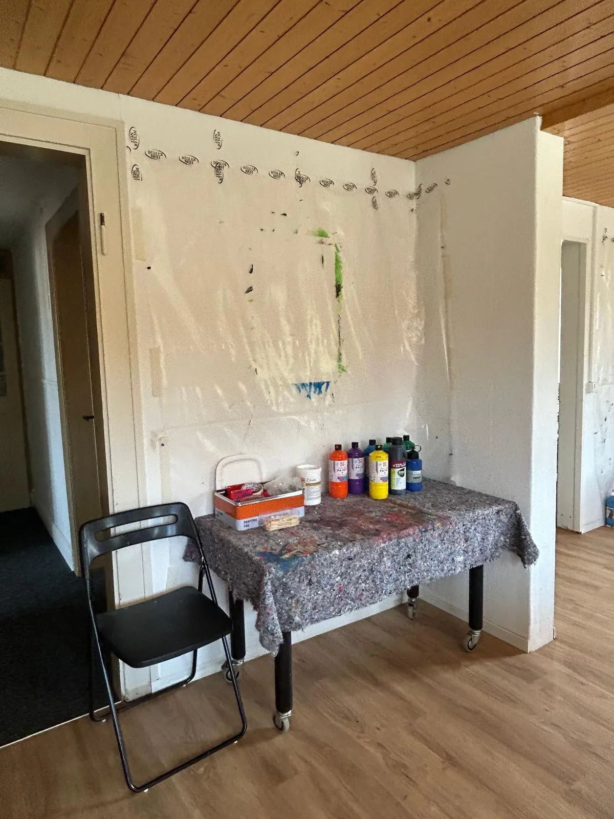 Der grosse Maltisch im Atelier